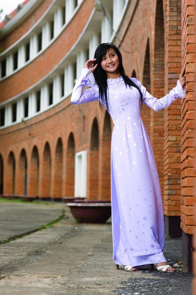 薄い紫色のアオザイを着たベトナム人女性